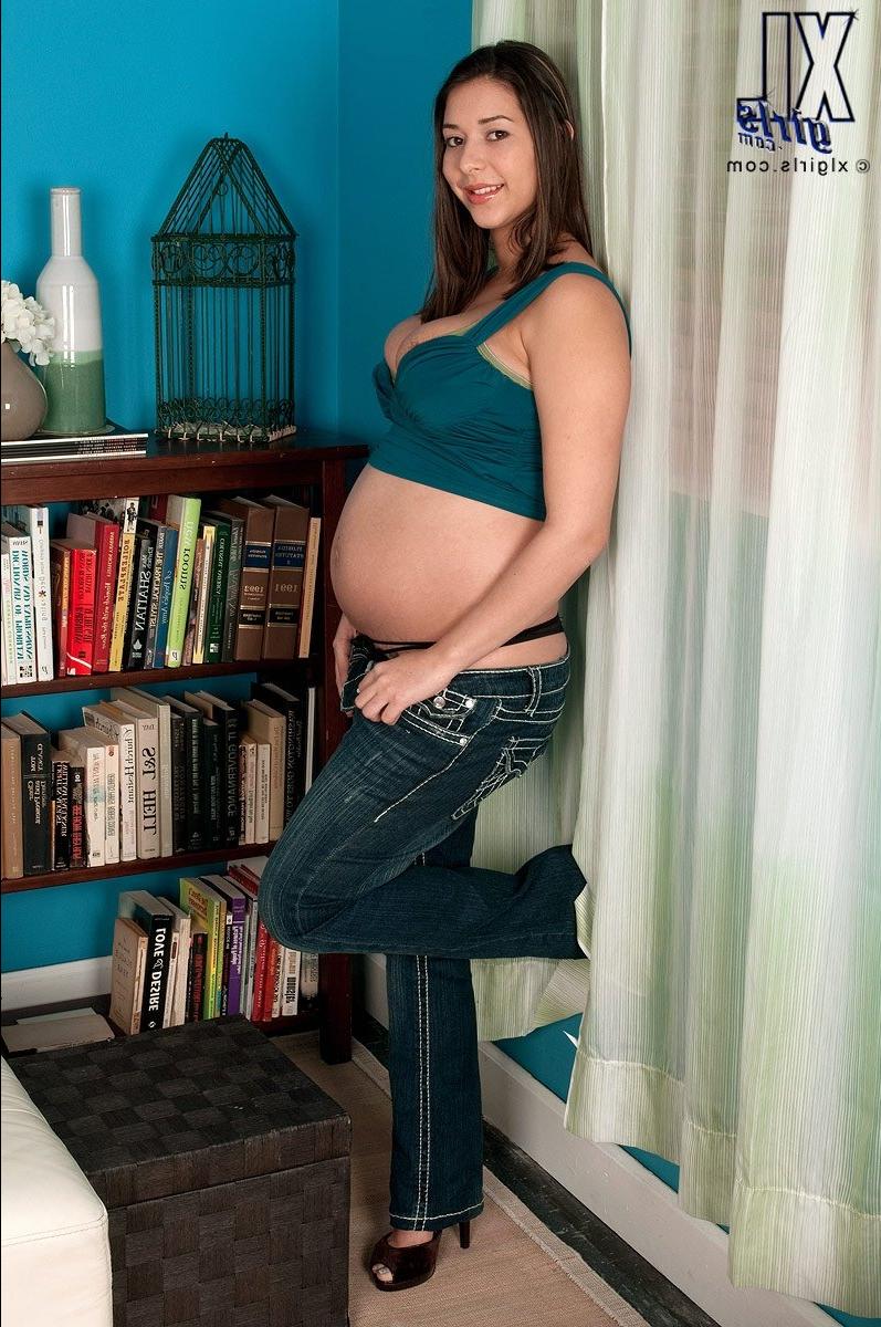 Беременная обнажила тело перед камерой