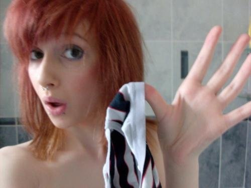 Рыжеволосая голая девушка